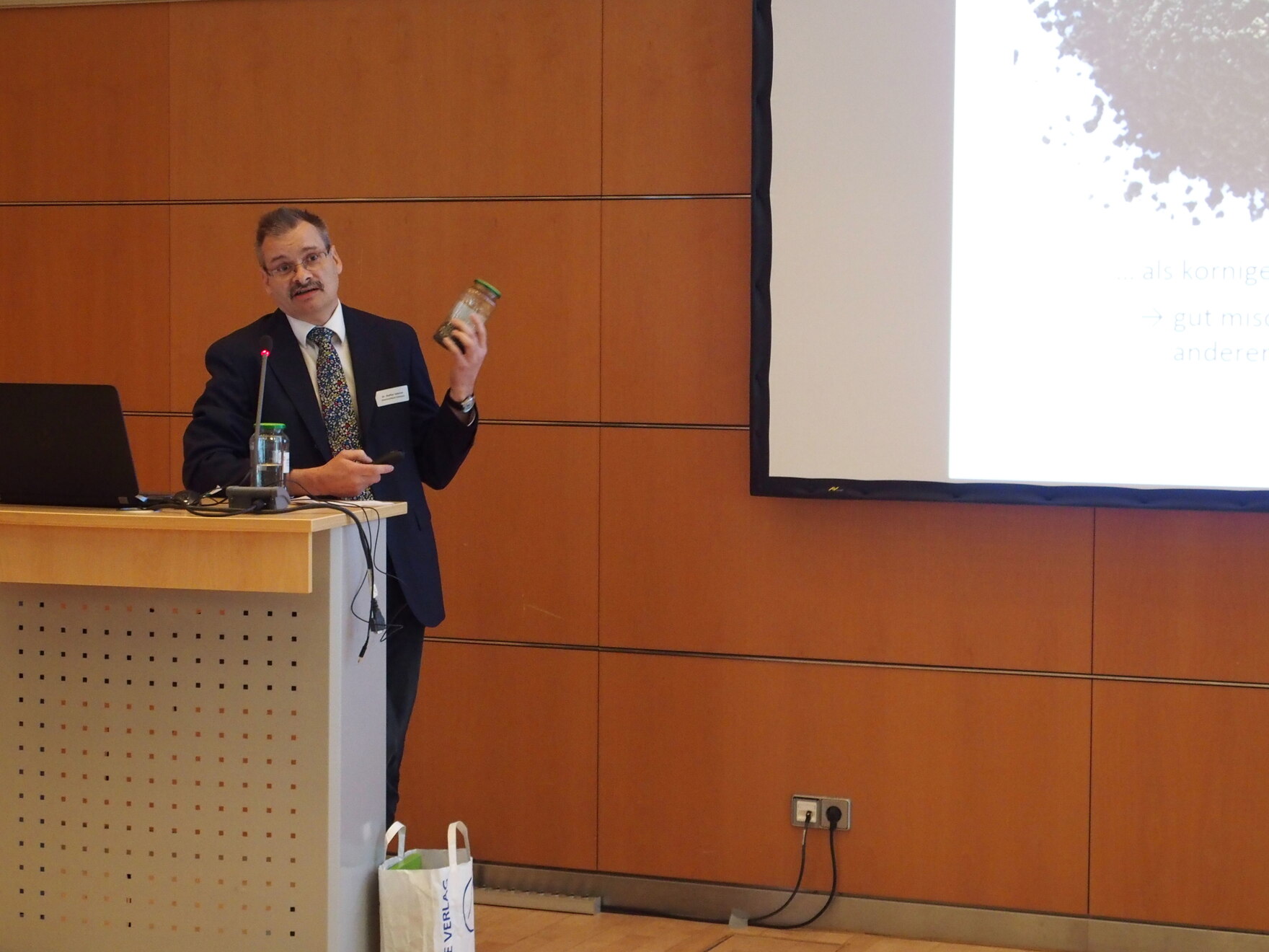 Dr. Heinrich (Zweckverband Frohnbach) berichtet in seinem Vortrag über die Klärschlammpyrolyse 