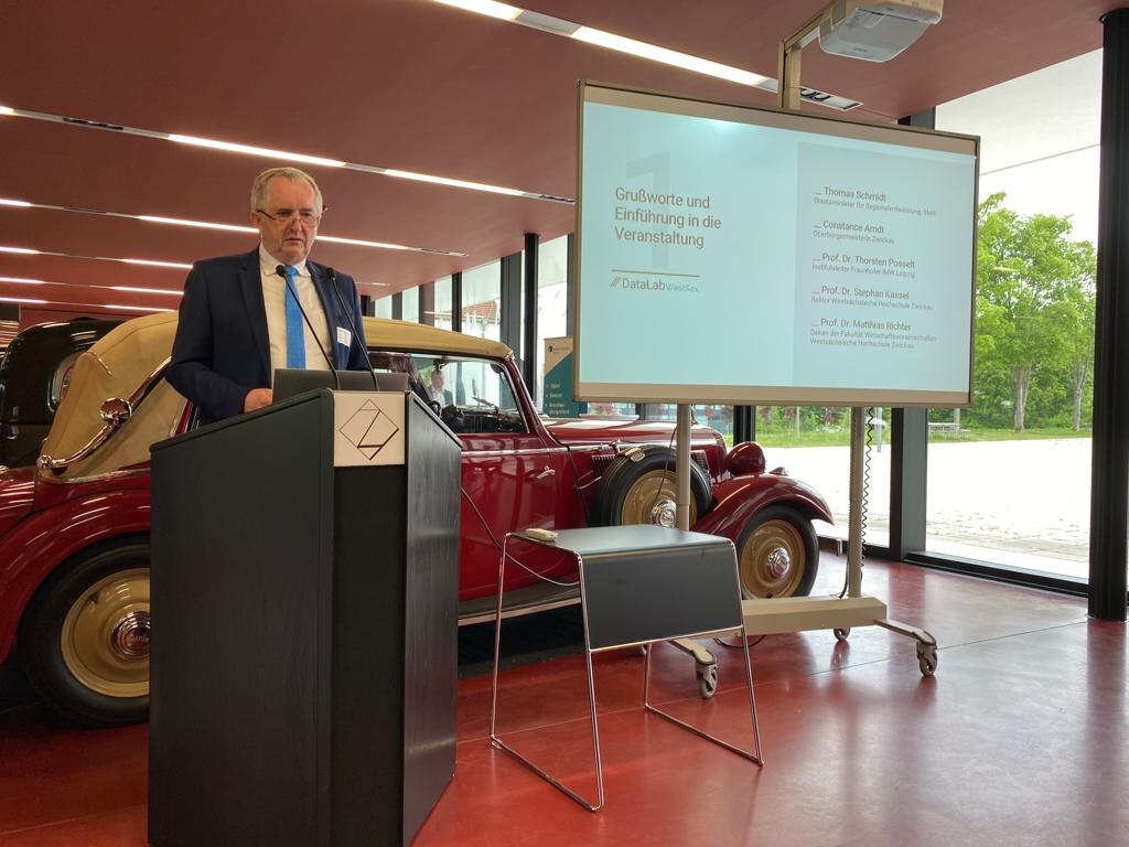 Staatsminister Schmidt hält einen Vortrag auf dem Podium