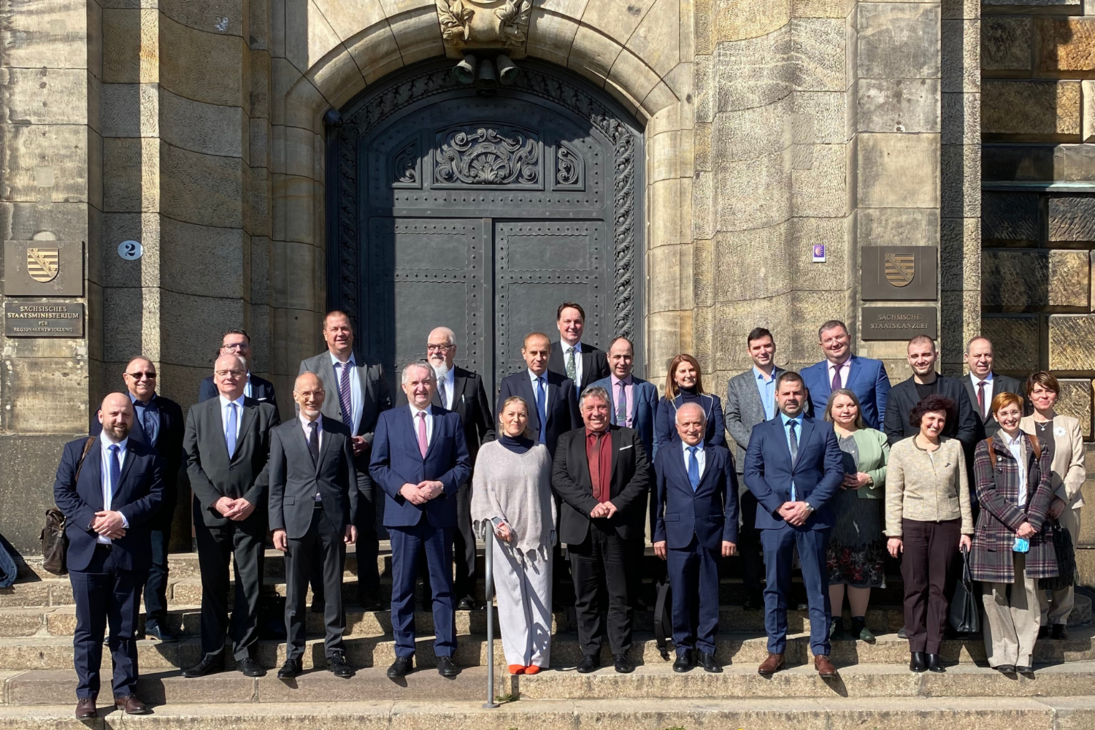 Gruppe von Menschen stehen vor der sächsischen Staatskanzlei 