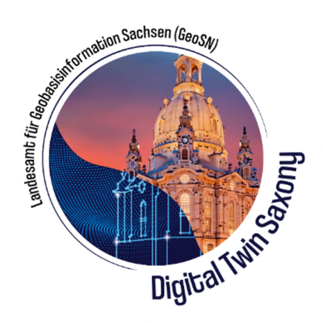 Zu sehen ist ein Bild der Frauenkirche Sachsen, dass zu einer Hälfte real und zur anderen Hälfte als animierte Computergrafik dargestellt ist Darum gelegt ist der Schriftzug Landesamt für Geobasisinformationen Sachsen (GeoSN) sowie "Digital Twin Saxony"