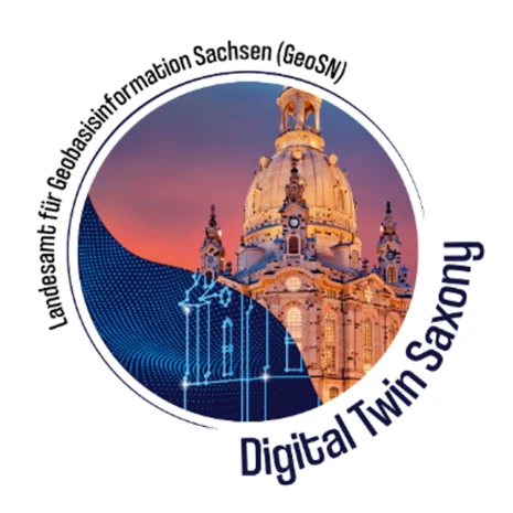 Zu sehen ist ein Bild der Frauenkirche Sachsen, dass zu einer Hälfte real und zur anderen Hälfte als animierte Computergrafik dargestellt ist Darum gelegt ist der Schriftzug Landesamt für Geobasisinformationen Sachsen (GeoSN) sowie "Digital Twin Saxony"
