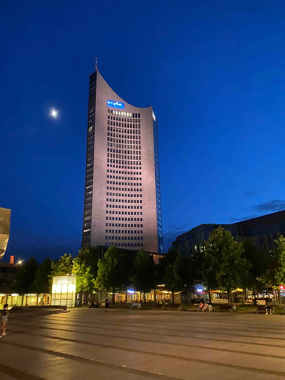 Ein Hochhaus bei Nacht