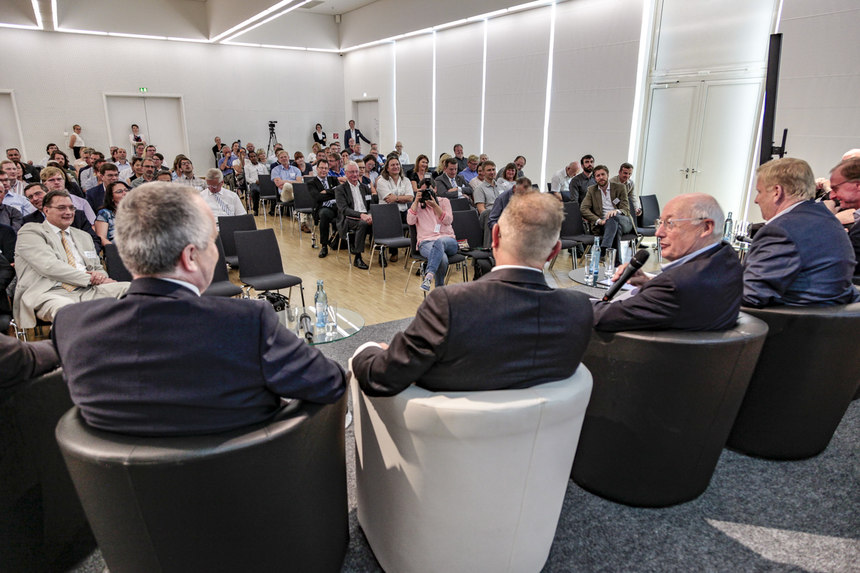Podiumsdiskussion mit Blick ins Publikum Podiumsdiskussion mit Blick ins Publikum