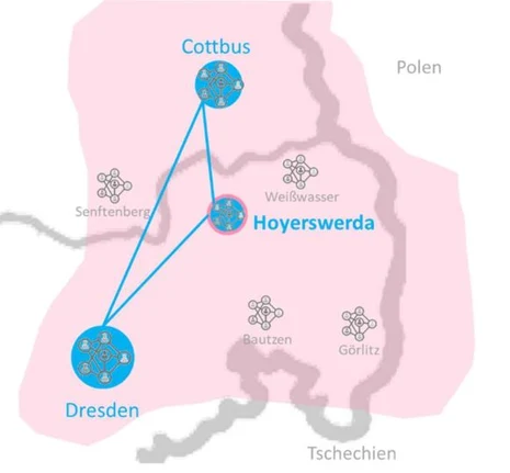 Eine Karte mit den Städten Dresden, Hoyerswerda und Cottbus die mit blauen Linien verbunden sind. Darüber liegt eine rote Markierung.