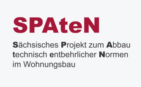 Vor grauem Hintergrund ist die Abkürzung in roter Farbe "SPAteN" zu sehen. Darunter ist die Projekterläuterung "Sächsisches Projekt zum Abbau technisch entbehrlicher Normen im Wohnungsbau" in schwarzer Schrift zu sehen.