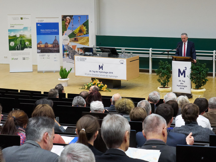 Grußwort des Staatsministers Thomas Schmidt im Hörsaal der TU Dresden Staatsminister Thomas Schmidt hält ein Grußwort in einem Hörsaal der TU Dresden