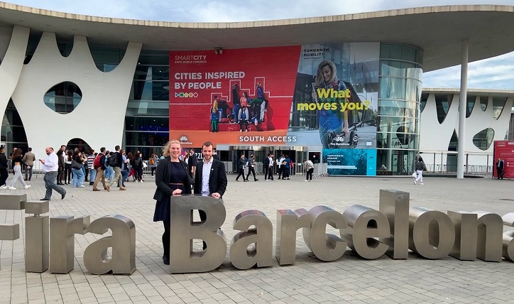 Zwei Vertreter von simul+ stehen vor dem Schriftzug FIRA Barcelona vor einer Messehalle