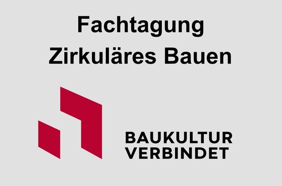 Vor grauem Hintergrund ist der schwarze Schriftzug "Fachtagung Zirkuläres Bauen" zu se-hen. Darunter ist das rote Logo von Baukultur verbindet platziert.