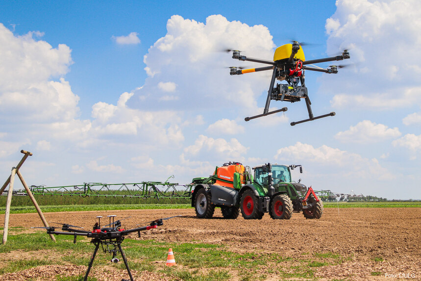 In Aktion: Drohnen des Projektes EXPRESS (Universität Leipzig); im Hintergrund: Traktor mit intelligenter Pflanzenschutzspritze