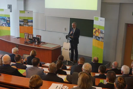 Staatsminister Schmidt hält Grußwort in einem Hörsaal der TU Breslau