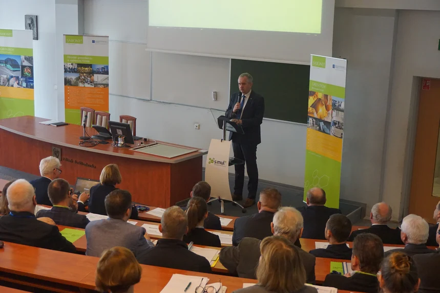 Staatsminister Schmidt hält Grußwort in einem Hörsaal der TU Breslau