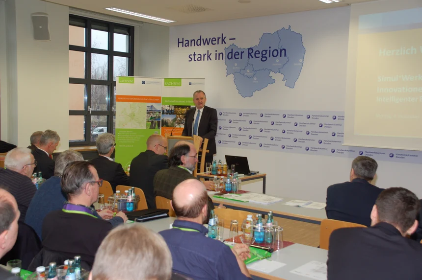 Staatsminister Schmidt eröffnet die simul+Werkstatt