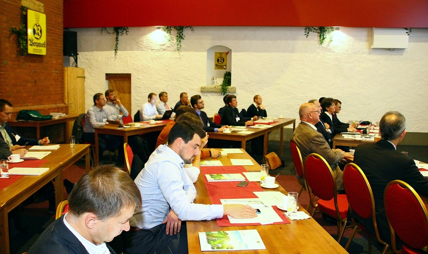 Blick in die Teilnehmerrunde Teilnehmer aus verschiedenen Branchen diskutieren miteinander und entwickeln Projektideen.