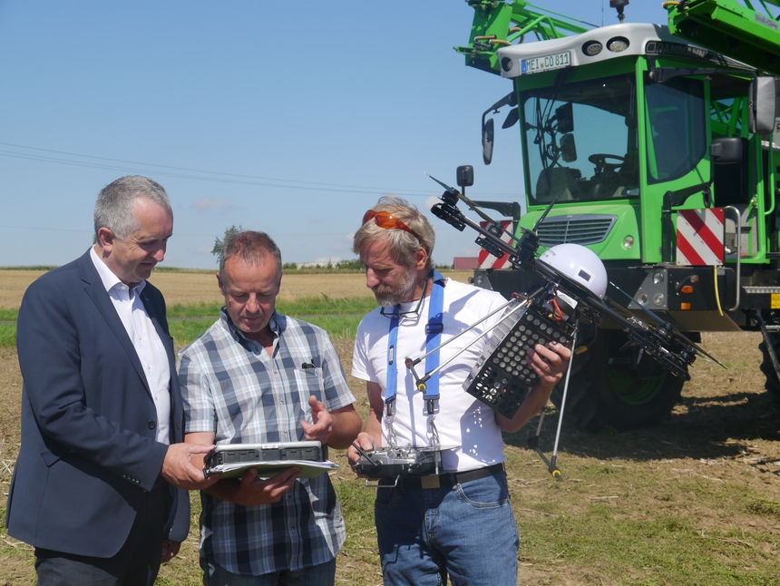 Staastminister Thomas Schmidt lässt sich die Möglichkeiten von Precision Farming erläutern