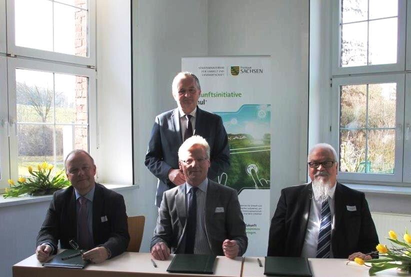 Unterzeichnung der Kooperationsvereinbarung (Dr. Mathias Böttger/BfULG; Thomas Schmitt/StM SMUL; Norbert Eichkorn/Präsident LfULG; Professor Michael Mertig/Institutsdirektor KSI)