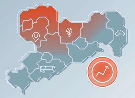 Eine blau-orange Karte mit kleinen Piktogrammen des Freistaates Sachsen vor hellblauem Hintergrund. Am rechten unteren Bildrand ist ein oranges Piktogramm eines Pfeiles der nach oben zeigt hinterlegt.