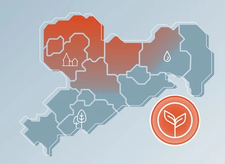 Eine blau-orange Karte mit kleinen Piktogrammen des Freistaates Sachsen vor hellblauem Hintergrund. Am rechten unteren Bildrand ist ein oranges Piktogramm einer Pflanze hinterlegt.