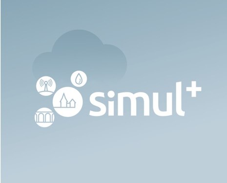 Vor blauem Hintergrund ist eine grau Wolke zu sehen. Darunter ist das weiße Logo von simul+ zu sehen.