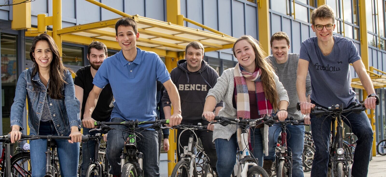 Fahrradgruppe schaut in die Kamera