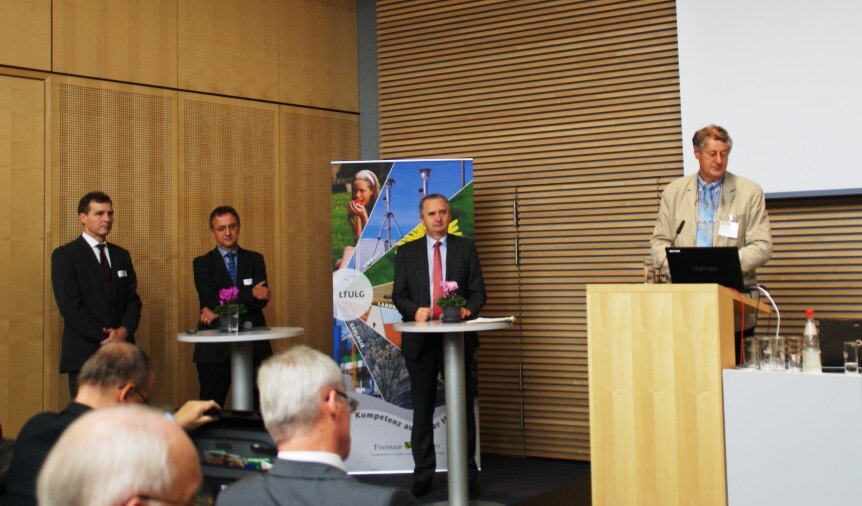 Prof. Dr. Herlitzius (TU Dresden), Prof. Dr. Griepentrog (Universität Hohenheim) und Staatsminister Schmidt (SMUL) stellen sich unter Moderation von Dr. Bröhl (LfULG) (von links) den Fragen des Publikums
