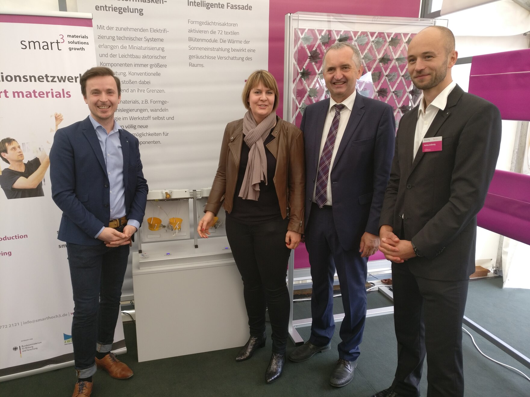 Staatsminister Thomas Schmidt gemeinsam mit Martin Lamß (IWU), der Abgeordneten Aline Fiedler (Wissenschaftspolitische Sprecherin der CDU-Fraktion des Sächsischen Landtages) und Mattes Brähmig (IWU) am Stand des Innovationsnetzwerks smart materials - Smar