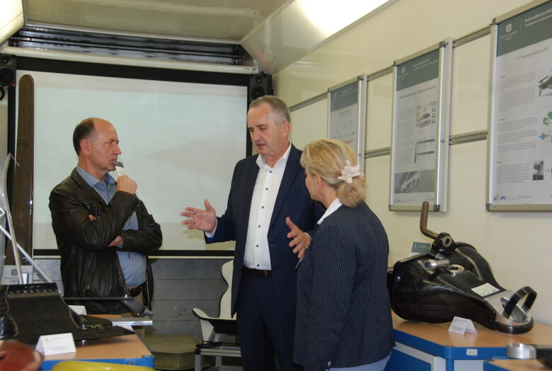 Staatsminister Thomas Schmidt im Gespräch mit Prof. Dr. Lothar Kroll und Prof. Dr. Daisy Nestler im Future Truck der TU Chemnitz über die Forschung am Bundesexzellenzcluster MERGE.