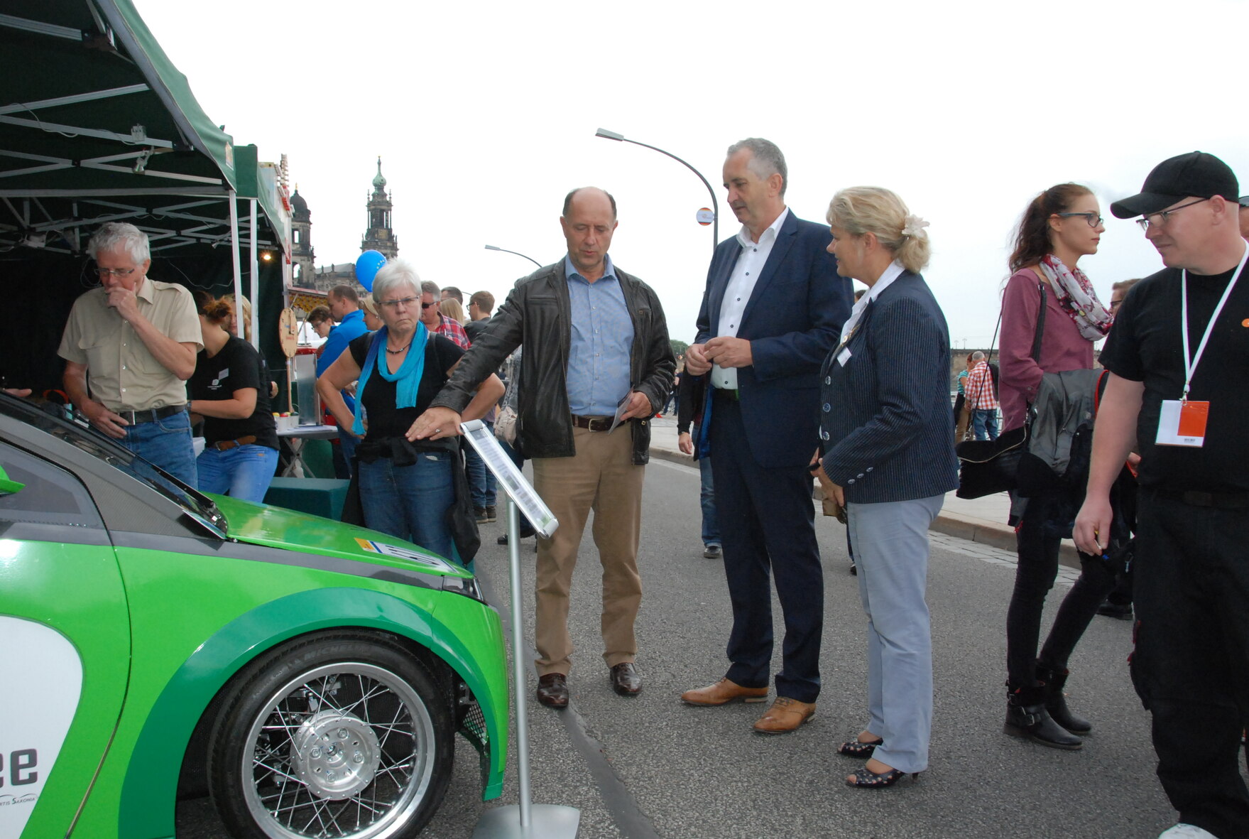 Prof. Dr. Lothar Kroll erläutert Staatsminister Thomas Schmidt die Eigenschaften des innovativen Leichtbaufahrzeuges »EcoBee«.