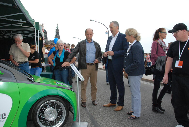 Prof. Dr. Lothar Kroll erläutert Staatsminister Thomas Schmidt die Eigenschaften des innovativen Leichtbaufahrzeuges »EcoBee«.