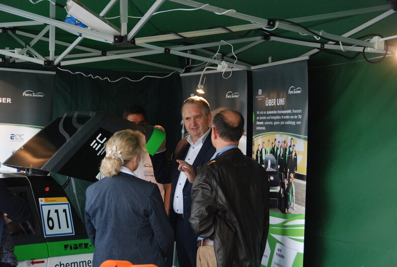 Das Leichtbaufahrzeug bringt 182 kg auf die Waage, tankt Wasserstoff und erzeugt in einer Brennstoffzelle Strom für den Elektromotor. Als »Abgas« entsteht dabei Wasser.