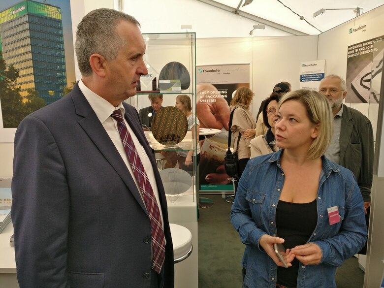 Herr Staatsminister Schmidt im Gespräch mit Frau Andrea Messig-Wetzel vom Fraunhofer-Institut für Elektronische Nanosysteme (ENAS).