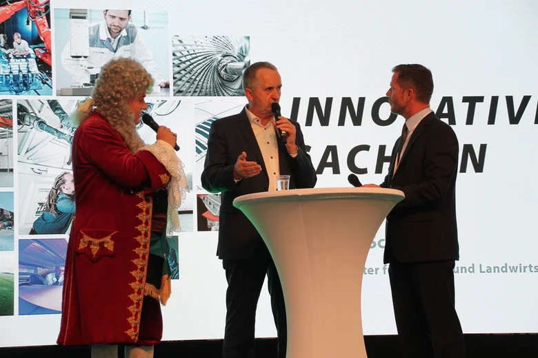 Staatsminister Thomas Schmidt stellt im Gespräch mit August dem Starken und Moderator André Hardt die Zukunftsinitiative simul+ vor. 