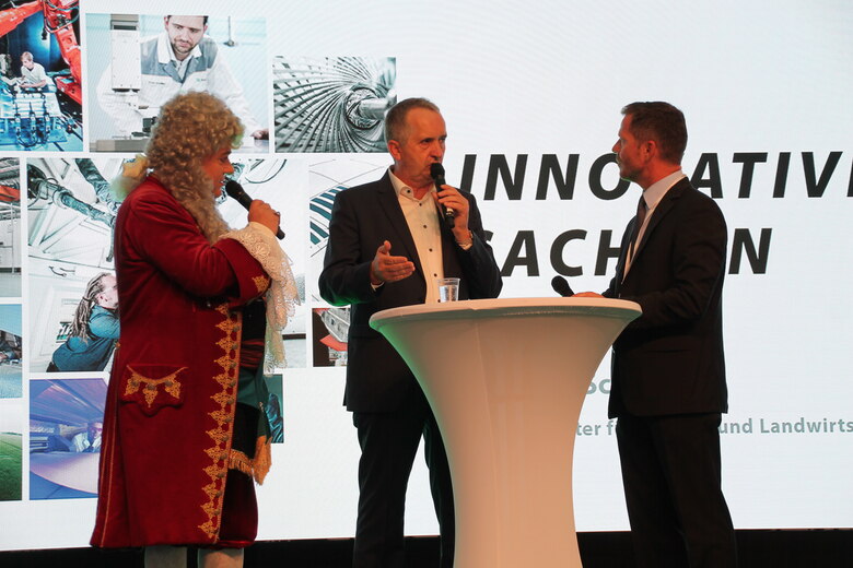 Staatsminister Thomas Schmidt stellt im Gespräch mit August dem Starken und Moderator André Hardt die Zukunftsinitiative simul+ vor. 