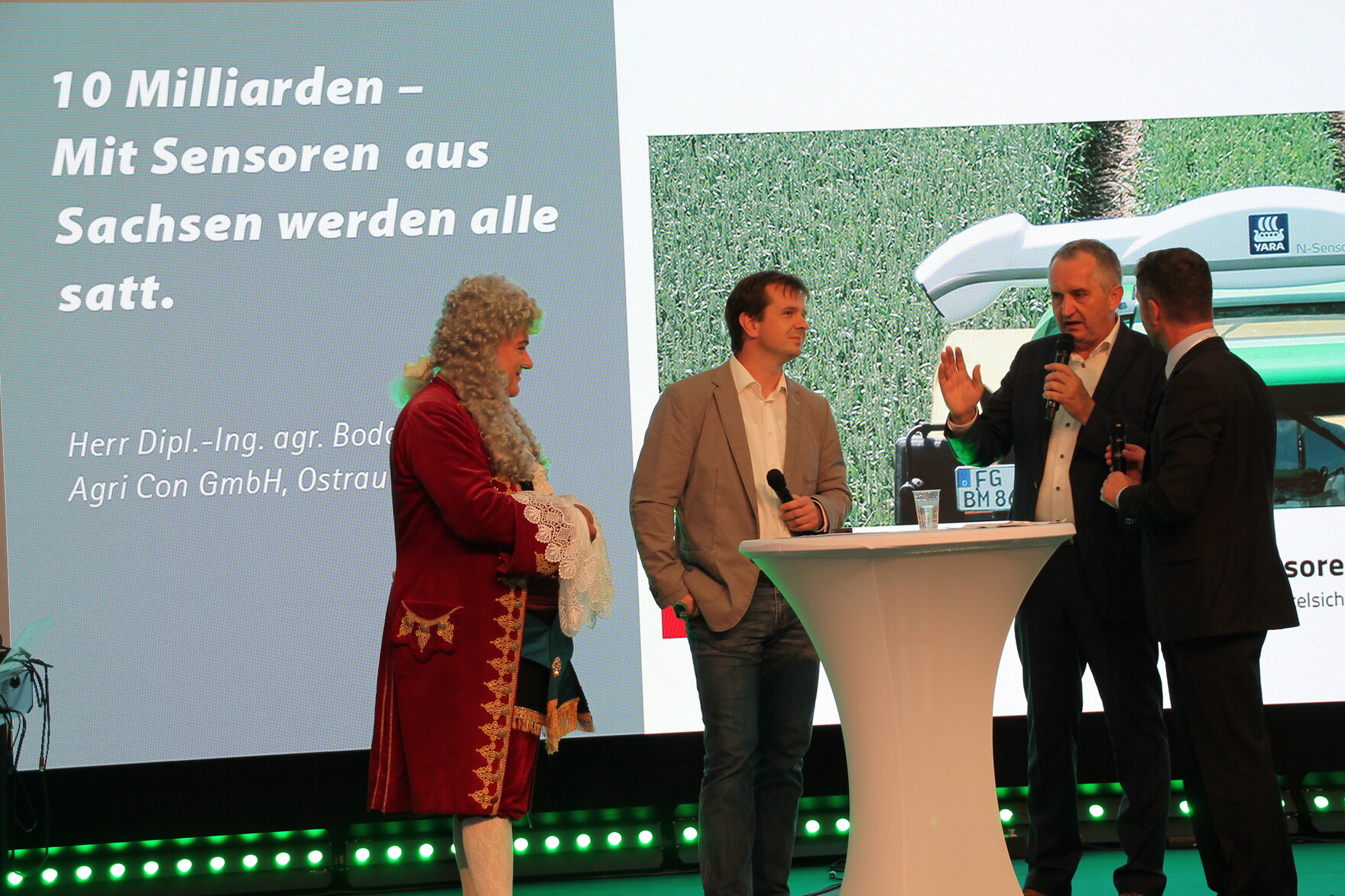 Bodo Hanns erläutert dem Publikum die »Precision Farming-Technik« der Agri Con GmbH.