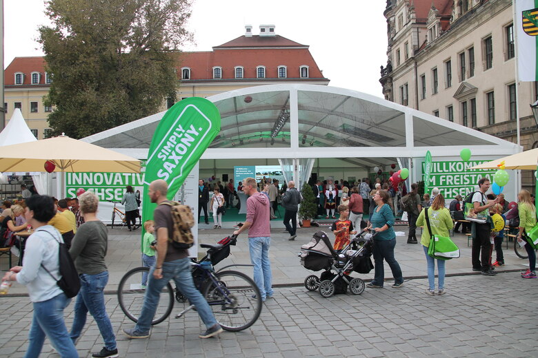 Im Zelt der Staatsregierung beim Bürgerfest zum Tag der Deutschen Einheit.