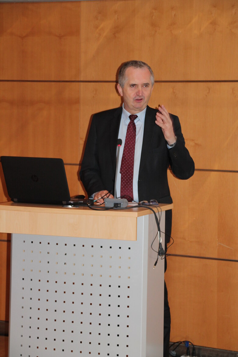 Staatsminister Schmidt richtet ein Grußwort an die Teilnehmer des simul+Forums