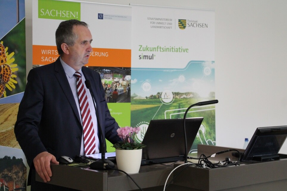 Staatminister Thomas Schmidt begrüßt die Teilnehmer der simul+Werkstatt Landtechnik